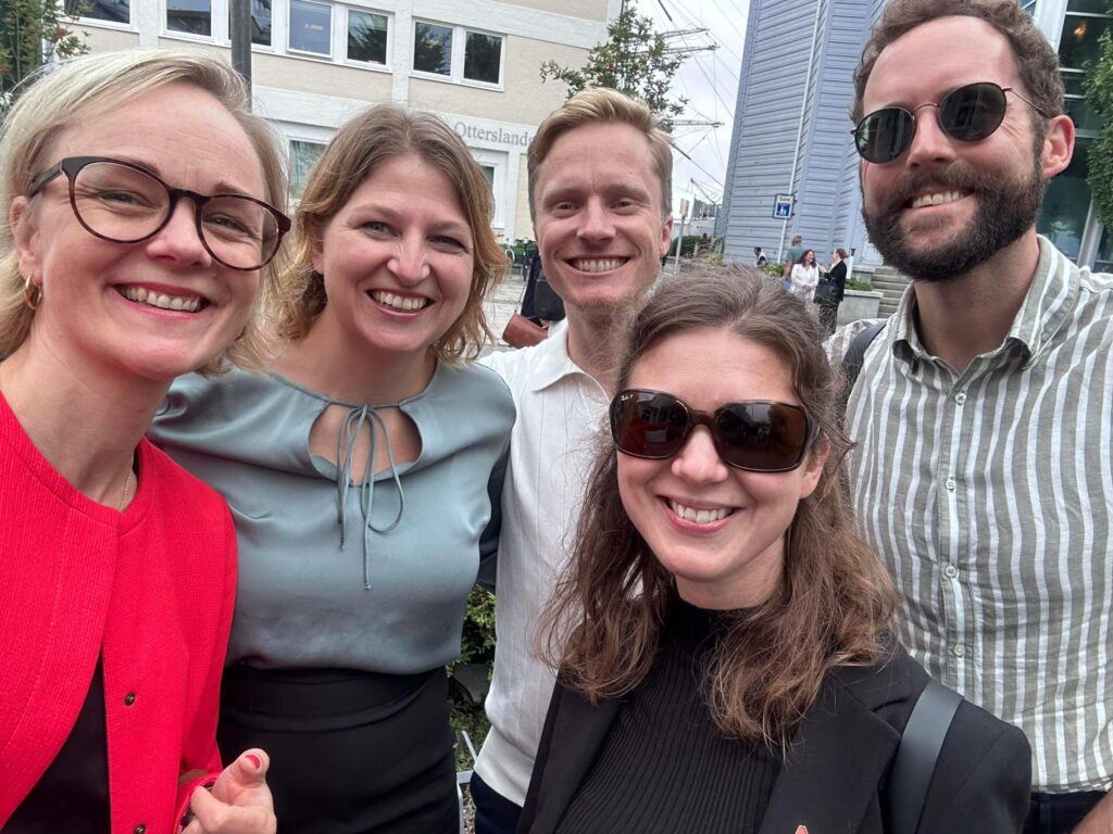 Noen blide AYFere i Arendal: f.v. Ingvild Reymert, Astrid Sandsør, Bjørn Kristian Danbolt, Nora Mathé, Birger Berge. Foto: AYF