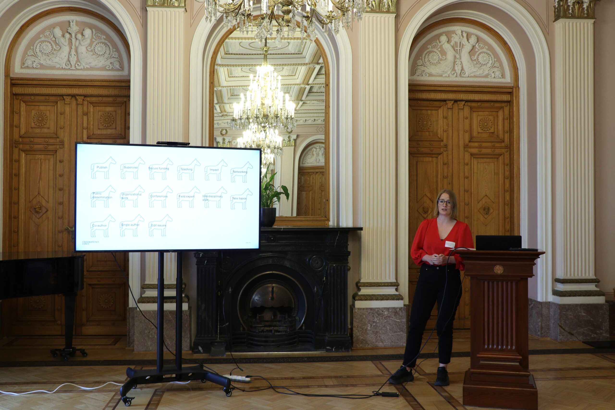 AYF-medlem Maja Nordtug presenterer sitt innlegg på det estiske vitenskapsakademiet