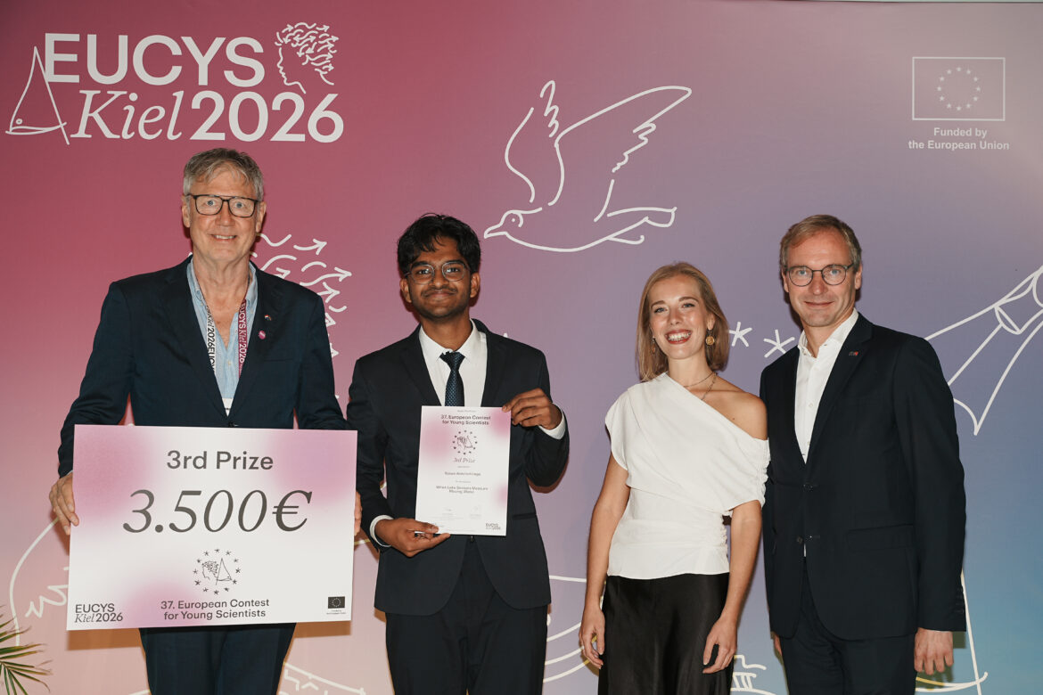 Kasun mottar pris under EUCYS 2026. Foto: EUCYS